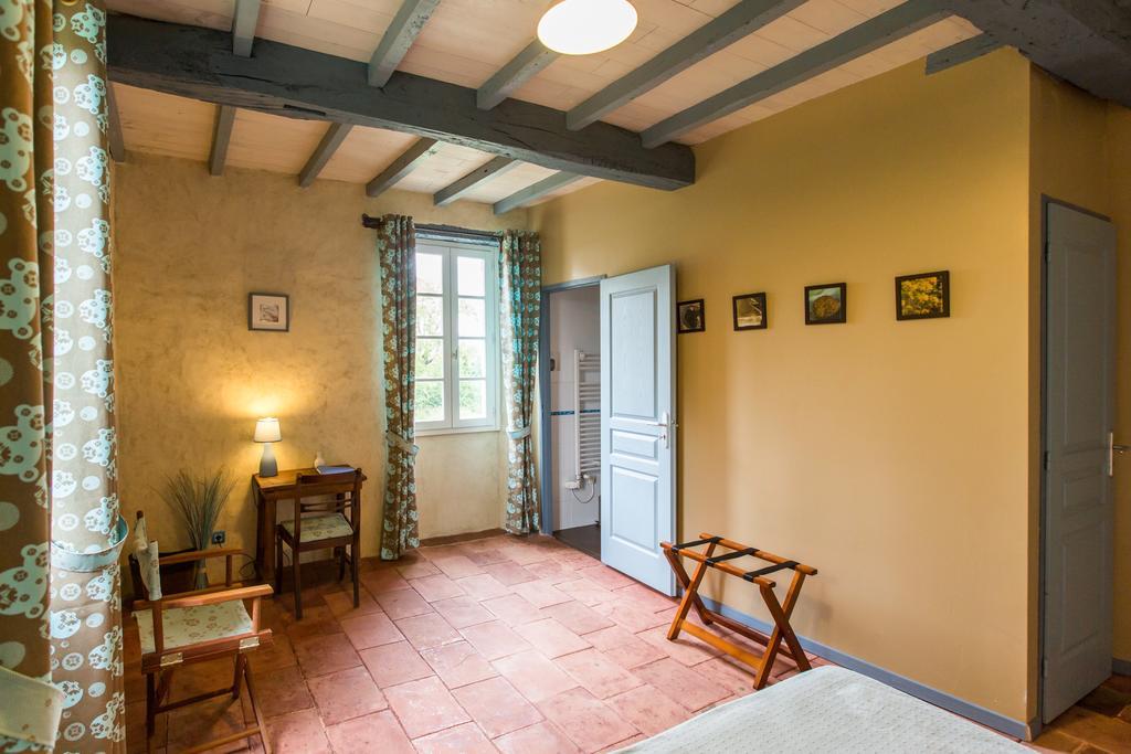 Bed and Breakfast Au Mas Des Calmettes Parisot  Экстерьер фото