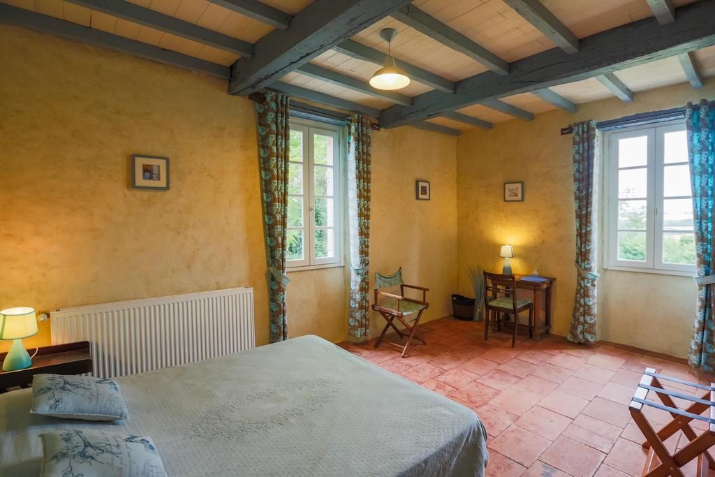 Bed and Breakfast Au Mas Des Calmettes Parisot  Экстерьер фото